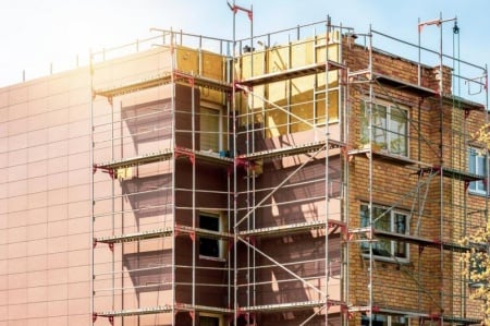 L'isolation thermique ext&eacute;rieure d'une fa&ccedil;ade n&eacute;cessite un &eacute;chafaudage adapt&eacute; &agrave; chaque configuration